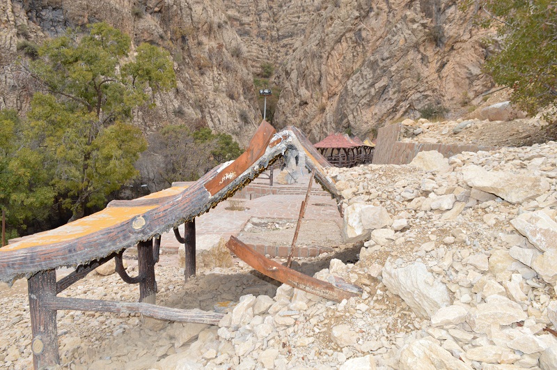 خسارت ریزش کوه به آلاچیق های آبشار یاسوج 