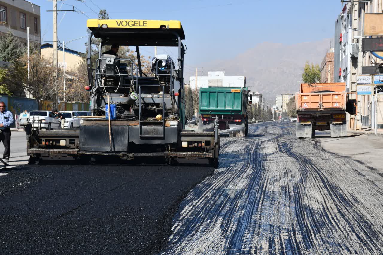 بهسازی بلوار پاسداران با اجرای روکش جدید