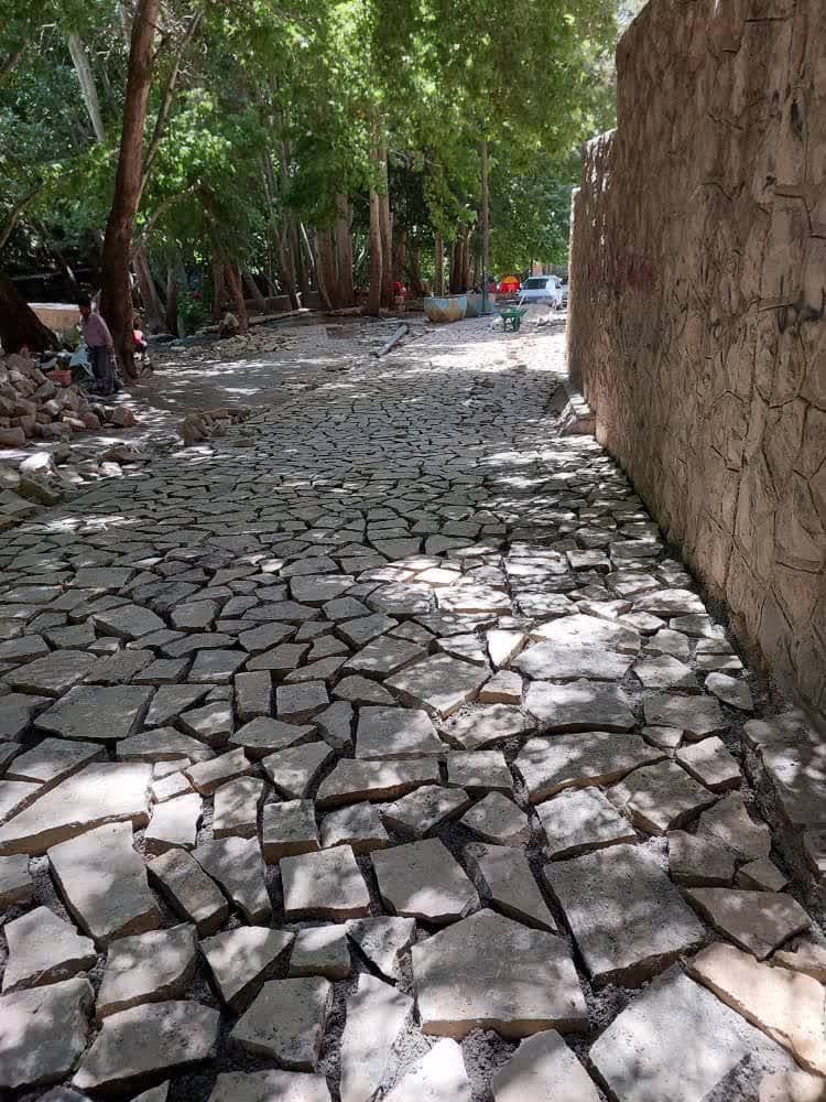 سنگ فرش مسیر پیاده رو در پارک آبشار یاسوج