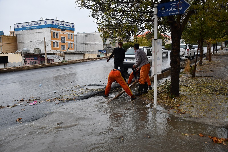 فعالیت نیروهای شهرداری در پی بارش باران