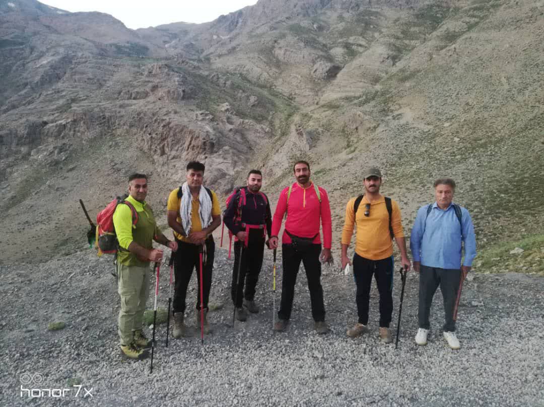 صعود تیم کوهنوردی شهرداری یاسوج به قله برف کرمو دنا به مناسبت ایام محرم/ تصاویر